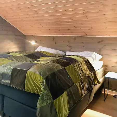 Lovely Amidst Bustling Wildlife * Vannareid