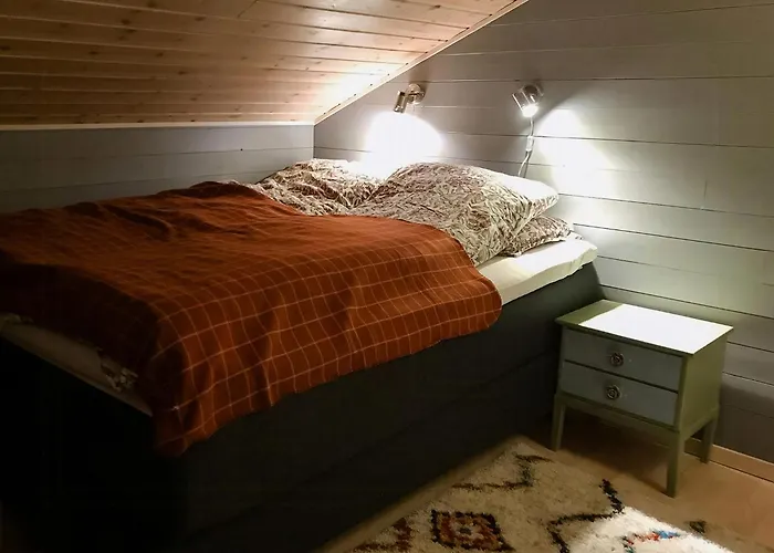 Lovely Amidst Bustling Wildlife * Vannareid